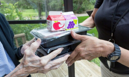 Волонтеры доставляют пожилым казанцам продукты питания и лекартства